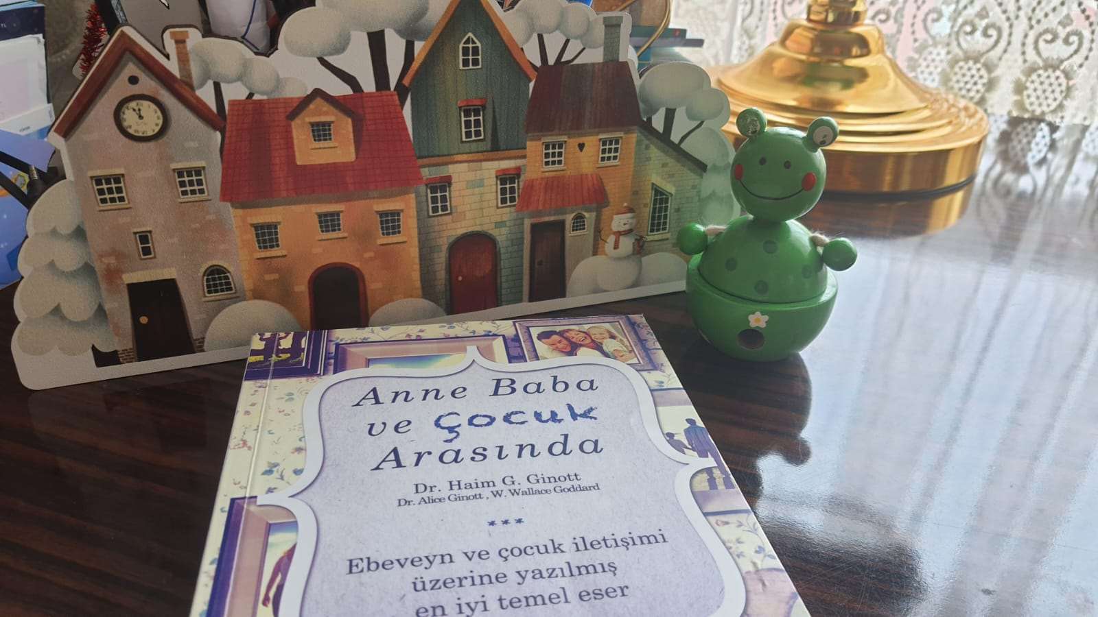 Anne Baba ve Çocuk Arasında Kitap İncelemesi kapak fotoğrafı